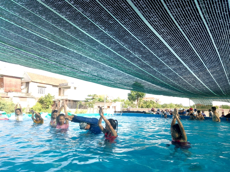 Bố Trạch: Tổ chức dạy bơi miễn phí cho trẻ em