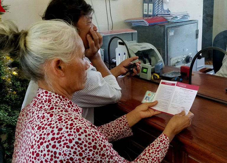 Tặng sổ tiết kiệm 443 triệu đồng cho "người hùng" từng cứu người trong lũ