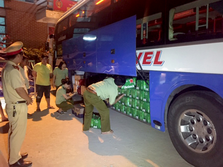 Thu giữ gần 3.000 chai bia và mỹ phẩm bất hợp pháp