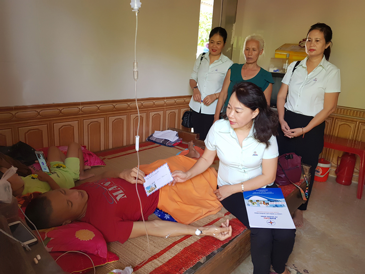 Nữ công Công ty Điện lực Quảng Bình hỗ trợ 100 suất cơm cho  bệnh nhân nghèo