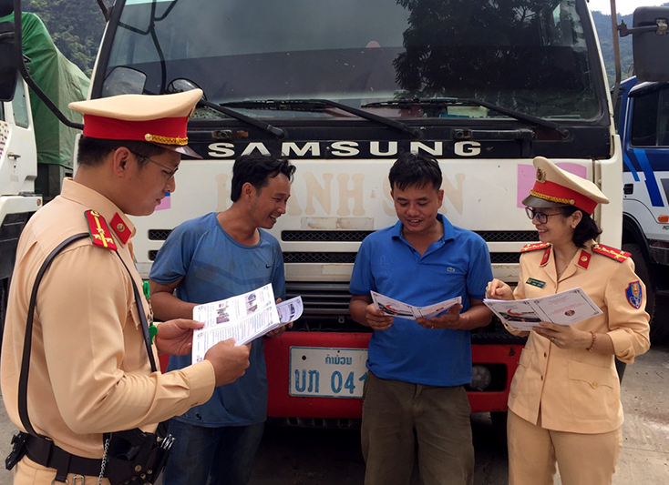 Lực lượng CSGT Công an tỉnh:   Tăng cường tuyên truyền Luật giao thông cho tài xế qua biên giới