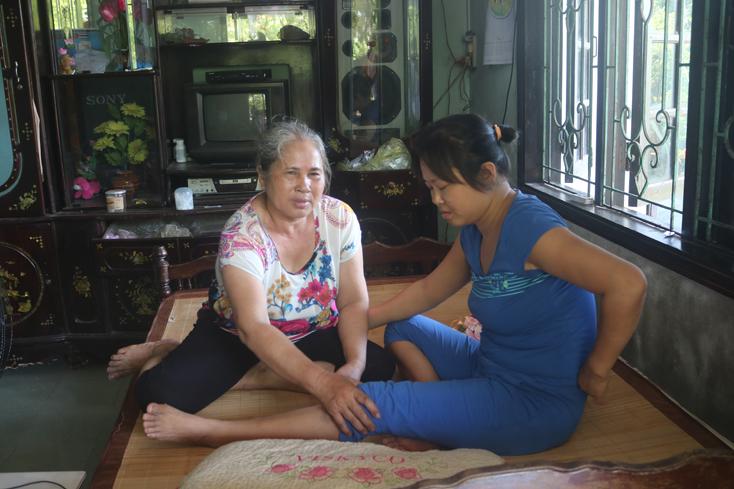 Cám cảnh mẹ già nuôi 2 con mắc bệnh hiểm nghèo