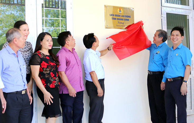 Bàn giao nhà nội trú cho giáo viên xã Quảng Minh