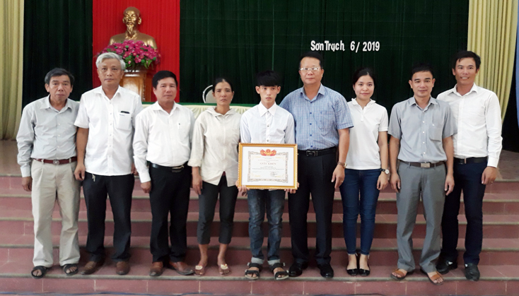 Khen thưởng học sinh dũng cảm cứu em nhỏ bị đuối nước trên sông Son