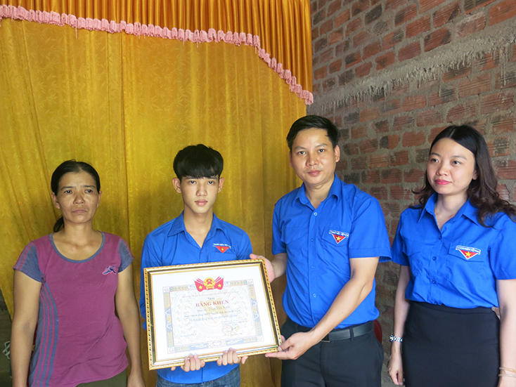 Tặng bằng khen cho học sinh dũng cảm cứu người