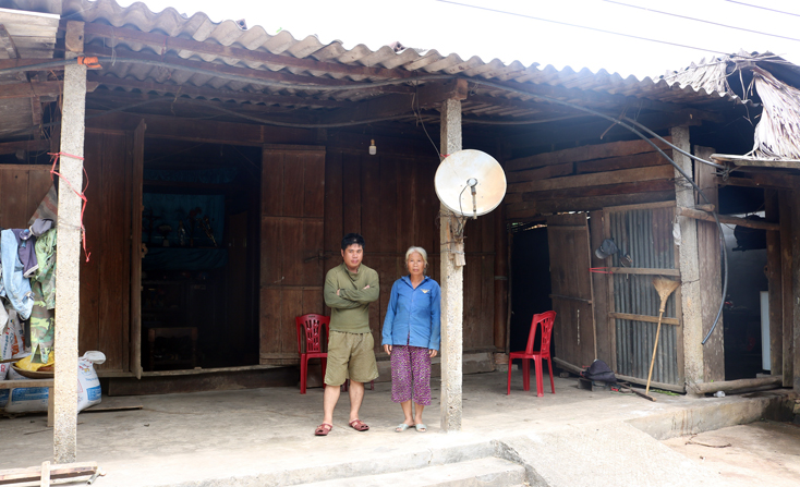 Thương cảnh mẹ già nuôi 3 con trai tâm thần
