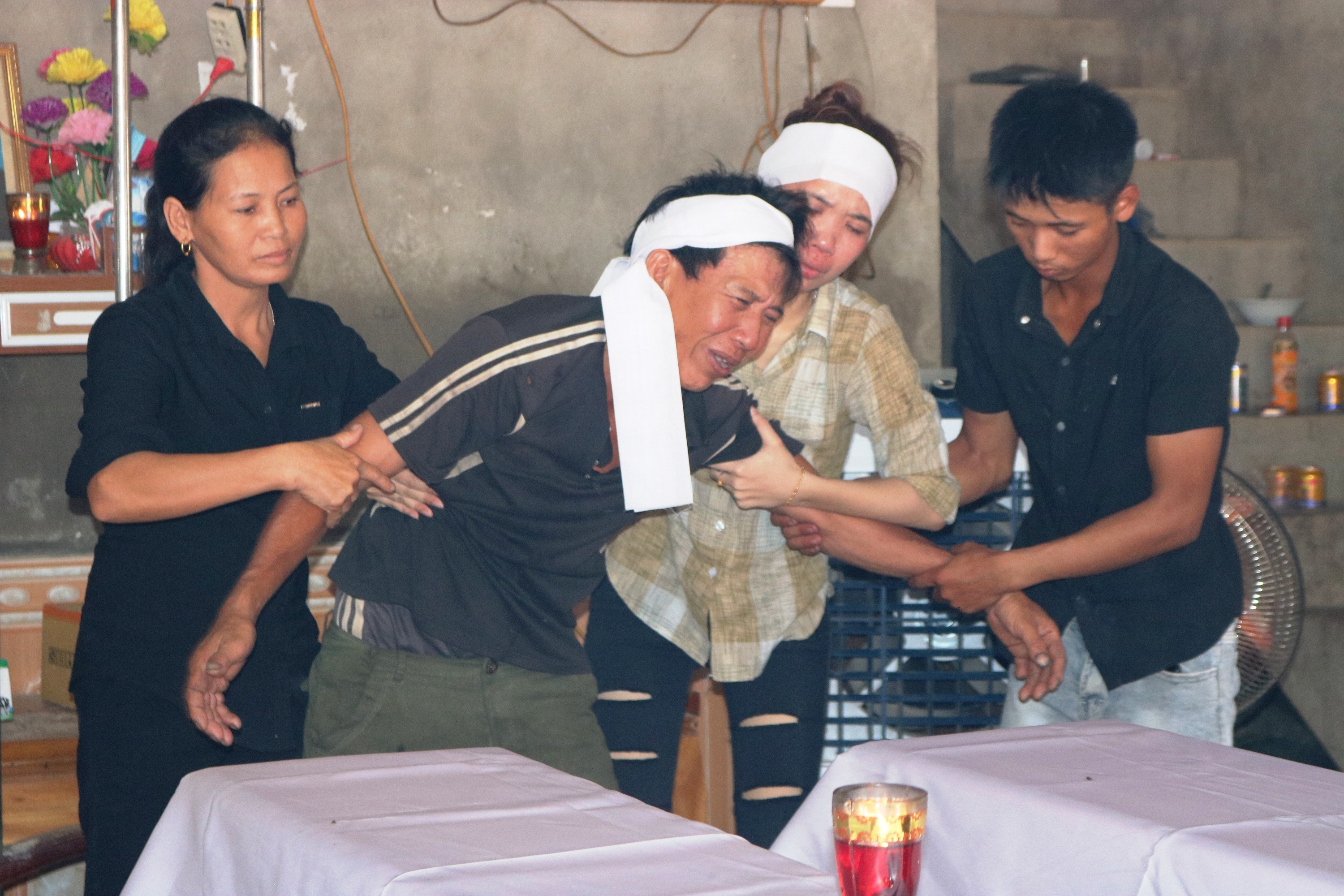 Xóm nghèo chung đại tang...
