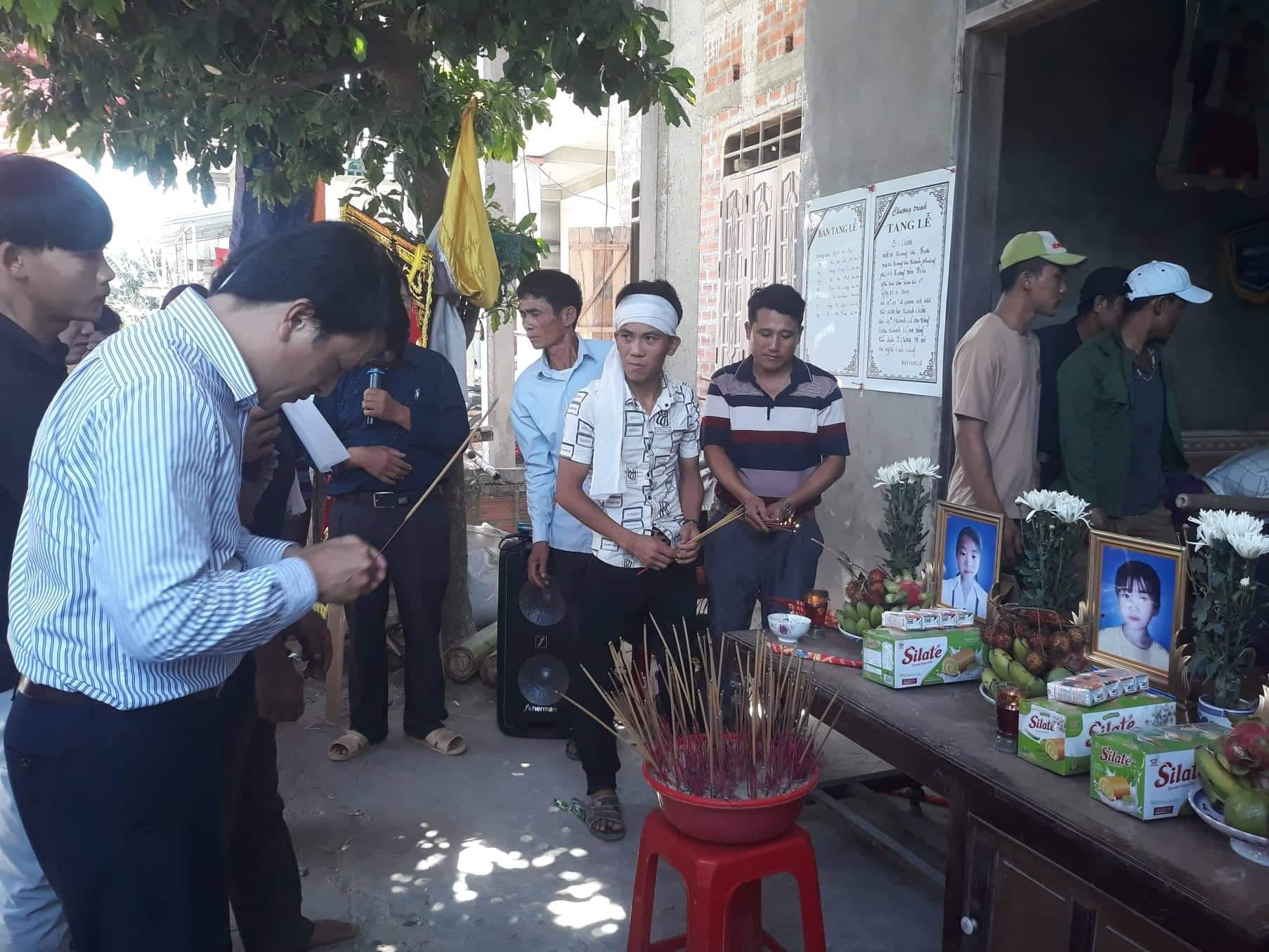 Trao 30 triệu đồng cho gia đình có 3 chị em ruột bị đuối nước