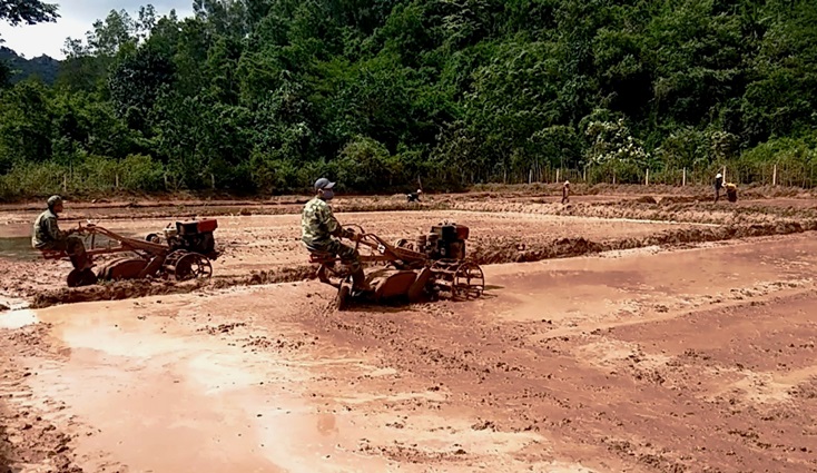 Hỗ trợ bà con bản Ka Ai xuống giống vụ hè - thu 2019