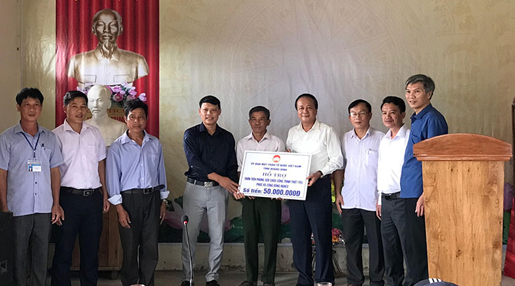 Hỗ trợ 720 triệu đồng để xây dựng, tu sửa các công trình thiết yếu phục vụ cộng đồng nghèo