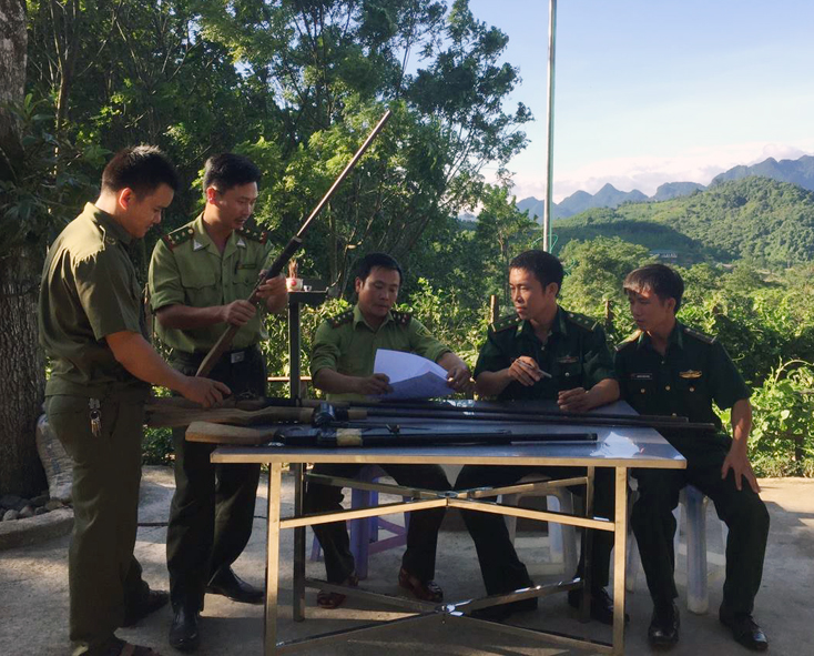 Vận động người dân vùng đệm Vườn quốc gia Phong Nha-Kẻ Bàng giao nộp vũ khí, vật liệu nổ