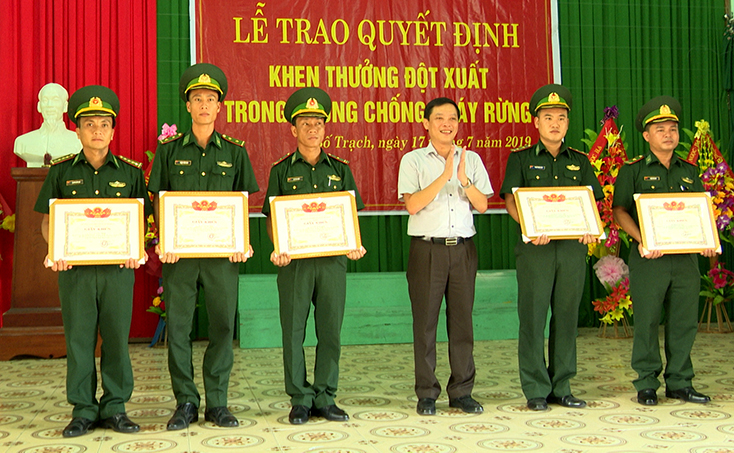 Bố Trạch: Khen thưởng đột xuất trong phòng chống cháy rừng