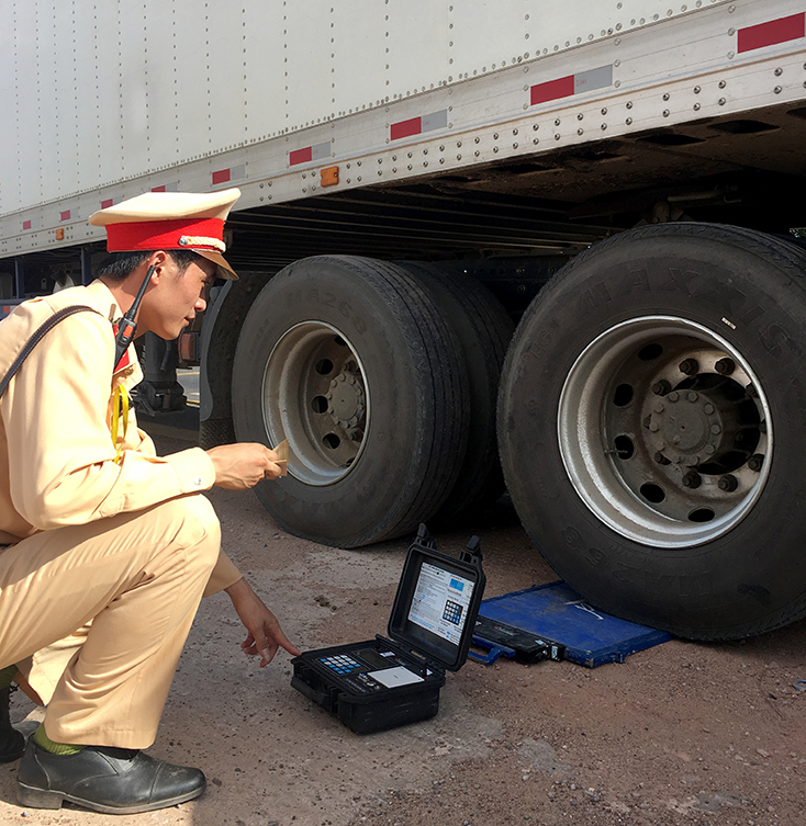 Ra quân tổng kiểm soát ô tô chở khách, ô tô vận tải container và xe mô tô