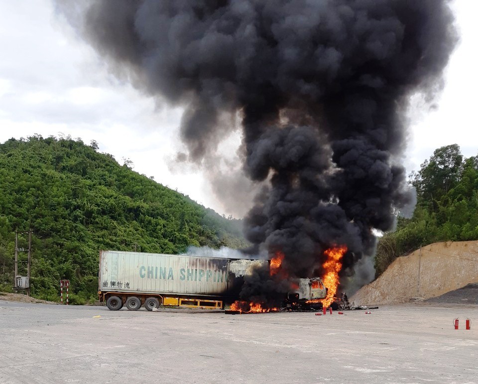 Minh Hóa: Xe container đang lưu thông trên quốc lộ 12 thì cháy rụi