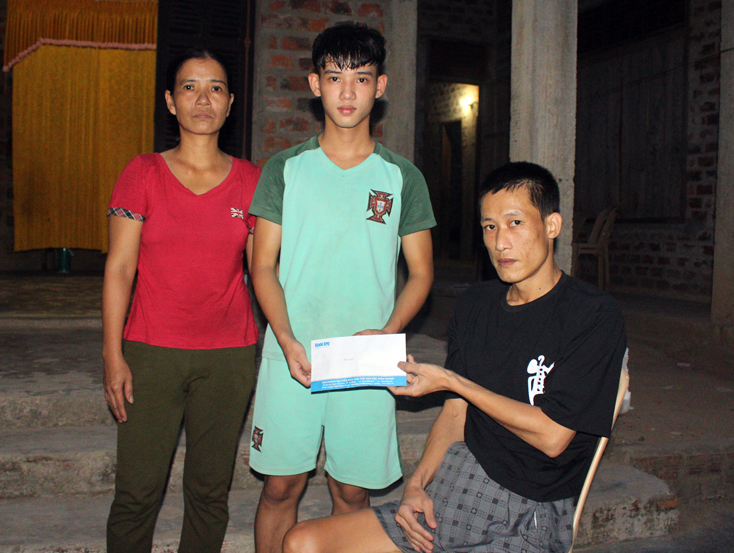 Gần 1,8 tỷ đồng hỗ trợ "người hùng" cứu người trong lũ