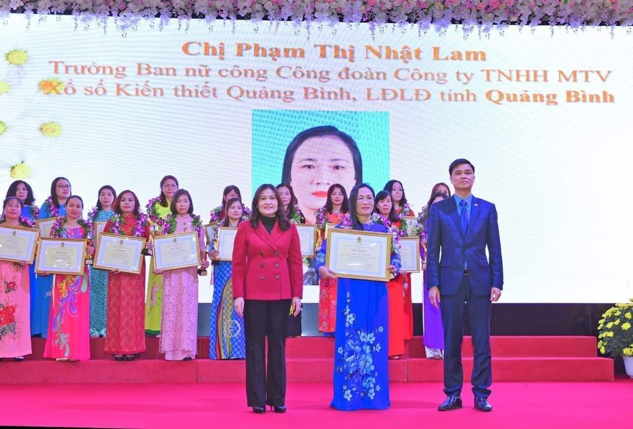 Nữ đoàn viên công đoàn tiêu biểu