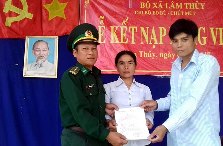 Phát triển đảng viên người dân tộc thiểu số:  Nỗ lực từ cơ sở