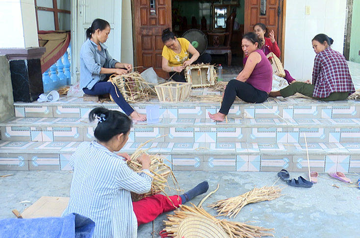Đa dạng các sản phẩm đan lát từ bèo lục bình