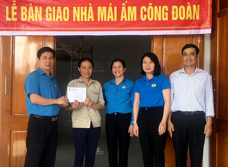 Liên đoàn Lao động TX. Ba Đồn:  Đẩy mạnh thực hiện các phong trào thi đua yêu nước