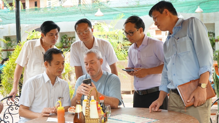 Đồng chí Chủ tịch UBND tỉnh kiểm tra hoạt động du lịch tại khu vực Phong Nha-Kẻ Bàng