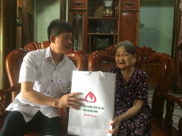 Ngân hàng CSXH Quảng Bình: Thăm, tặng quà Mẹ Việt Nam anh hùng