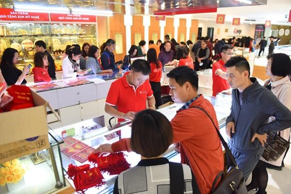 Giá vàng trong nước tăng phi mã lên 41,57 triệu đồng mỗi lượng
