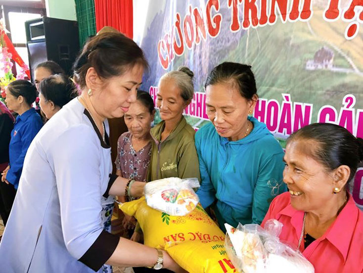Trao quà cho hộ có hoàn cảnh khó khăn ở xã Xuân Trạch
