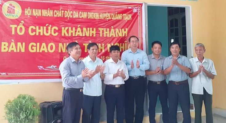 Trao nhà tình nghĩa cho nạn nhân chất độc da cam huyện Quảng Trạch