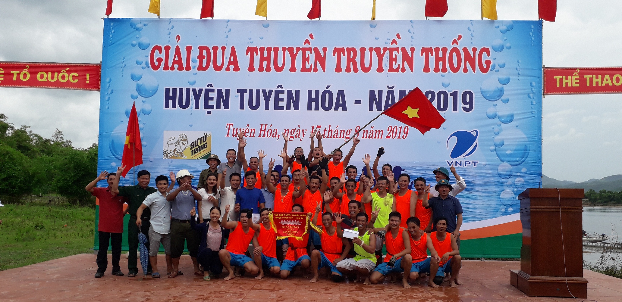 Sôi nổi hội đua thuyền truyền thống trên sông Gianh