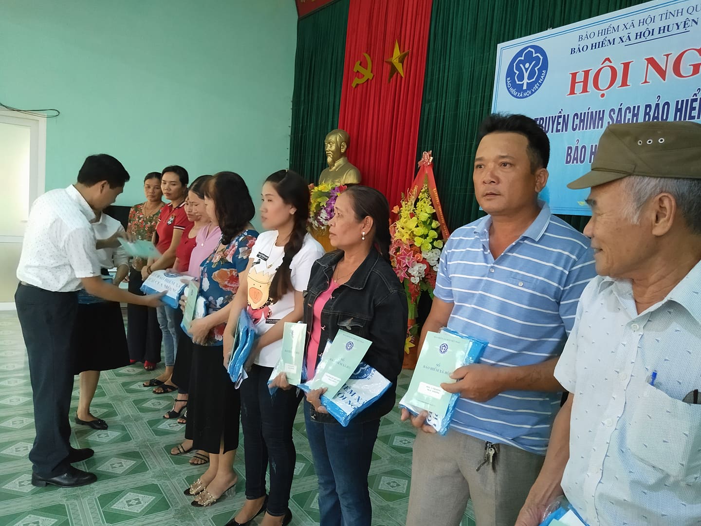 Bố Trạch: Một người dân chi 120 triệu đồng mua BHXH tự nguyện cho cả gia đình
