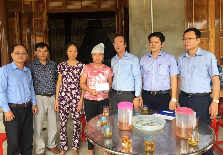 Trao quà hỗ trợ gia đình hai cán bộ Đài TT-TH Tuyên Hóa tử vong do tai nạn lao động