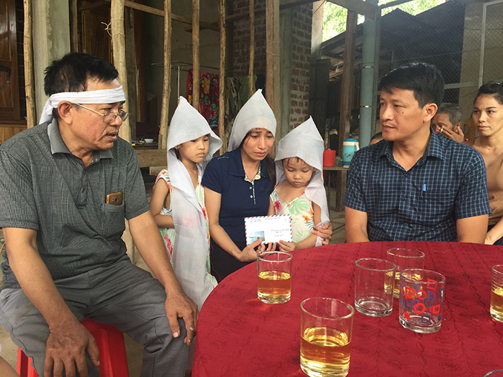 Thăm hỏi, trao quà hỗ trợ gia đình hai kỹ thuật viên tử vong do tai nạn lao động