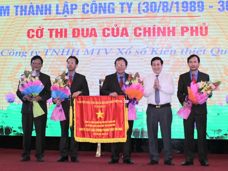 Công ty TNHH MTV Xổ số kiến thiết Quảng Bình: Đón nhận Cờ thi đua của Chính phủ