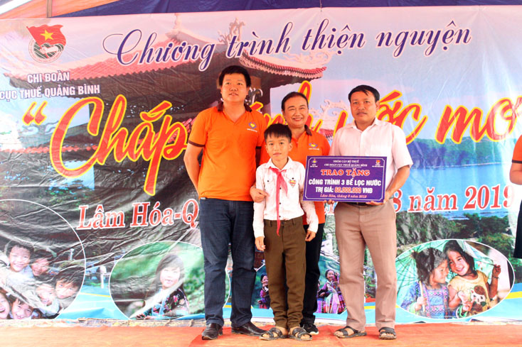 "Chắp cánh ước mơ" cho học sinh xã Lâm Hóa