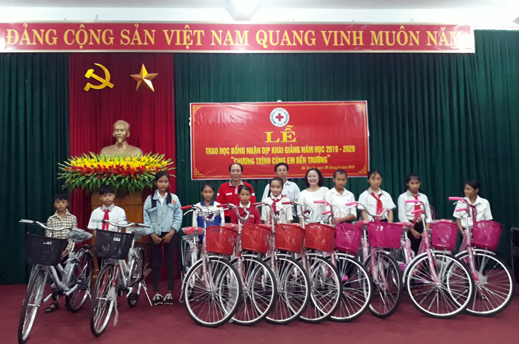 Bố Trạch: Thực hiện chương trình "Cùng em đến trường" năm học 2019 - 2020
