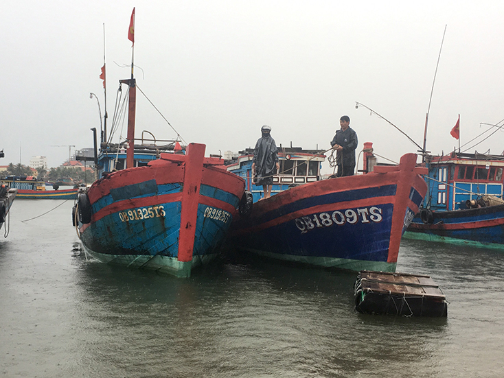 Lai dắt vào bờ tàu cá gặp nạn trên biển