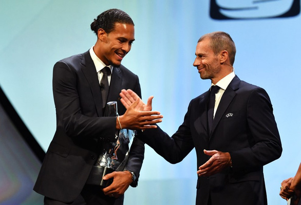 Vượt mặt Messi và Ronaldo, Van Dijk đoạt danh hiệu 'cầu thủ hay nhất mùa của UEFA'