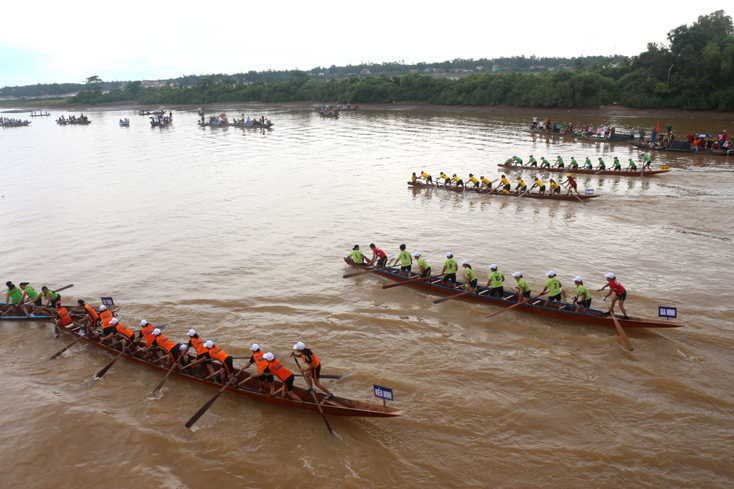 Quảng Ninh: Sôi nổi giải đua thuyền truyền thống năm 2019
