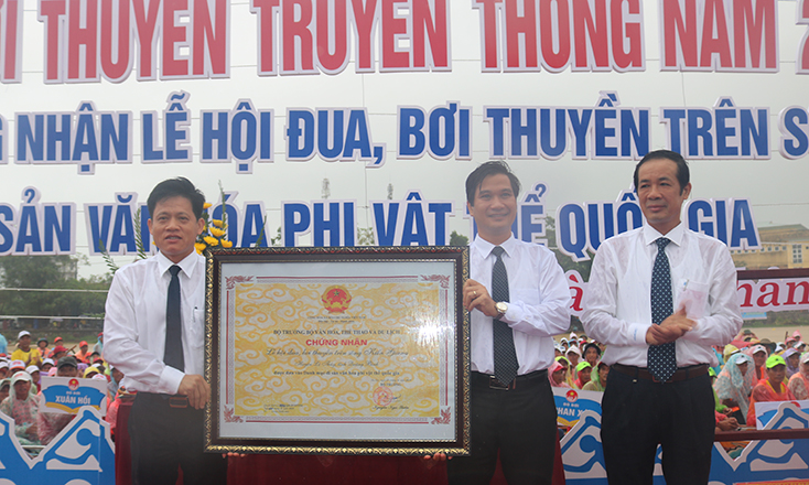 Trao chứng nhận lễ hội bơi, đua thuyền trên sông Kiến Giang là Di sản văn hóa phi vật thể cấp Quốc gia