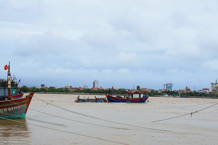 Một tàu cá của ngư dân chìm trên cửa Nhật Lệ