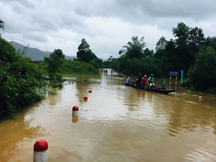Tuyên Hóa: Nước sông Gianh đang lên cao, nhiều nơi bị chia cắt do mưa lũ