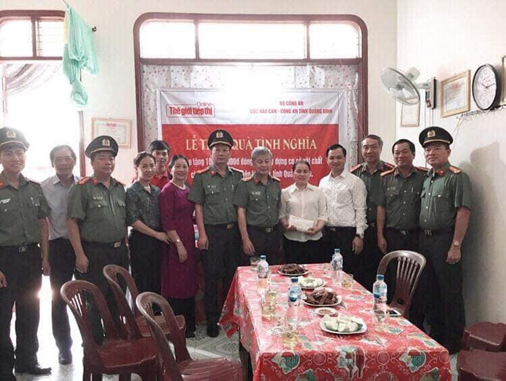Trao quà cho Hội Người mù huyện Lệ Thủy