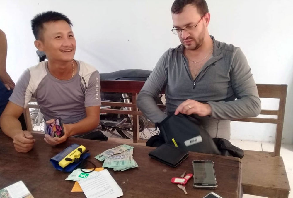 Người dân nhặt được của rơi, trả lại cho du khách nước ngoài