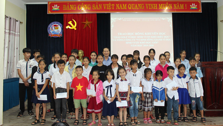 Trao học bổng "Giải Golf vì học sinh vượt khó hiếu học"