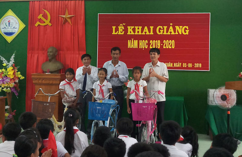 Trao quà cho học sinh trong dịp khai giảng năm học mới