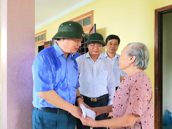 Đồng chí Bộ trưởng Bộ Tài nguyên-Môi trường động viên người dân vùng lũ Quảng Bình