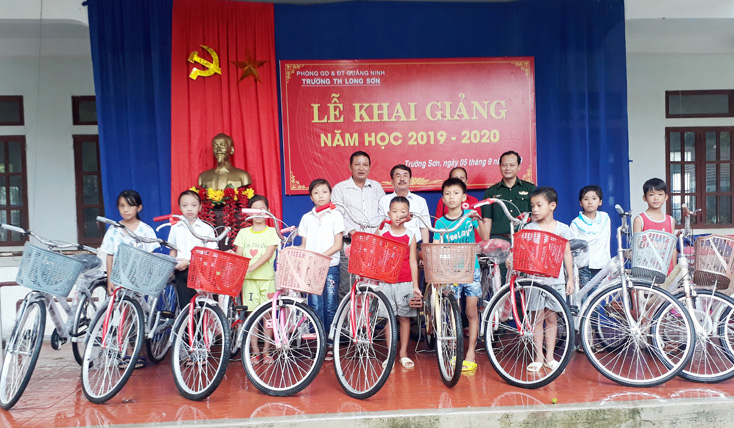 Trưởng ban Kinh tế - Tài chính Trung ương Giáo hội Phật giáo Việt Nam tặng quà cho trẻ em nghèo