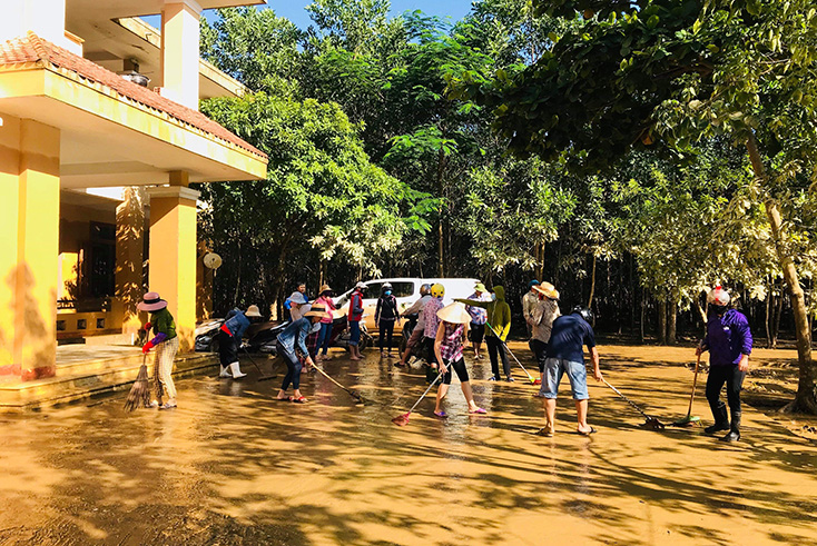 Minh Hóa: tập trung xử lý môi trường sau lũ