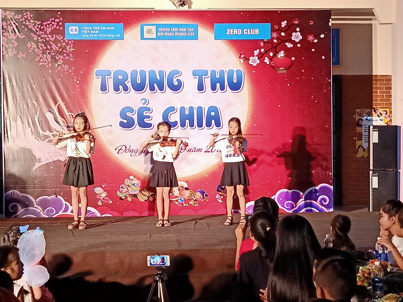 Trẻ em làng SOS Đồng Hới háo hức với đêm "Trung thu sẻ chia"