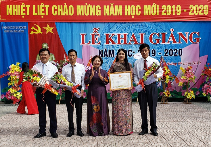 Sáng nay, gần 90 nghìn học sinh vùng ngập lụt đến trường khai giảng